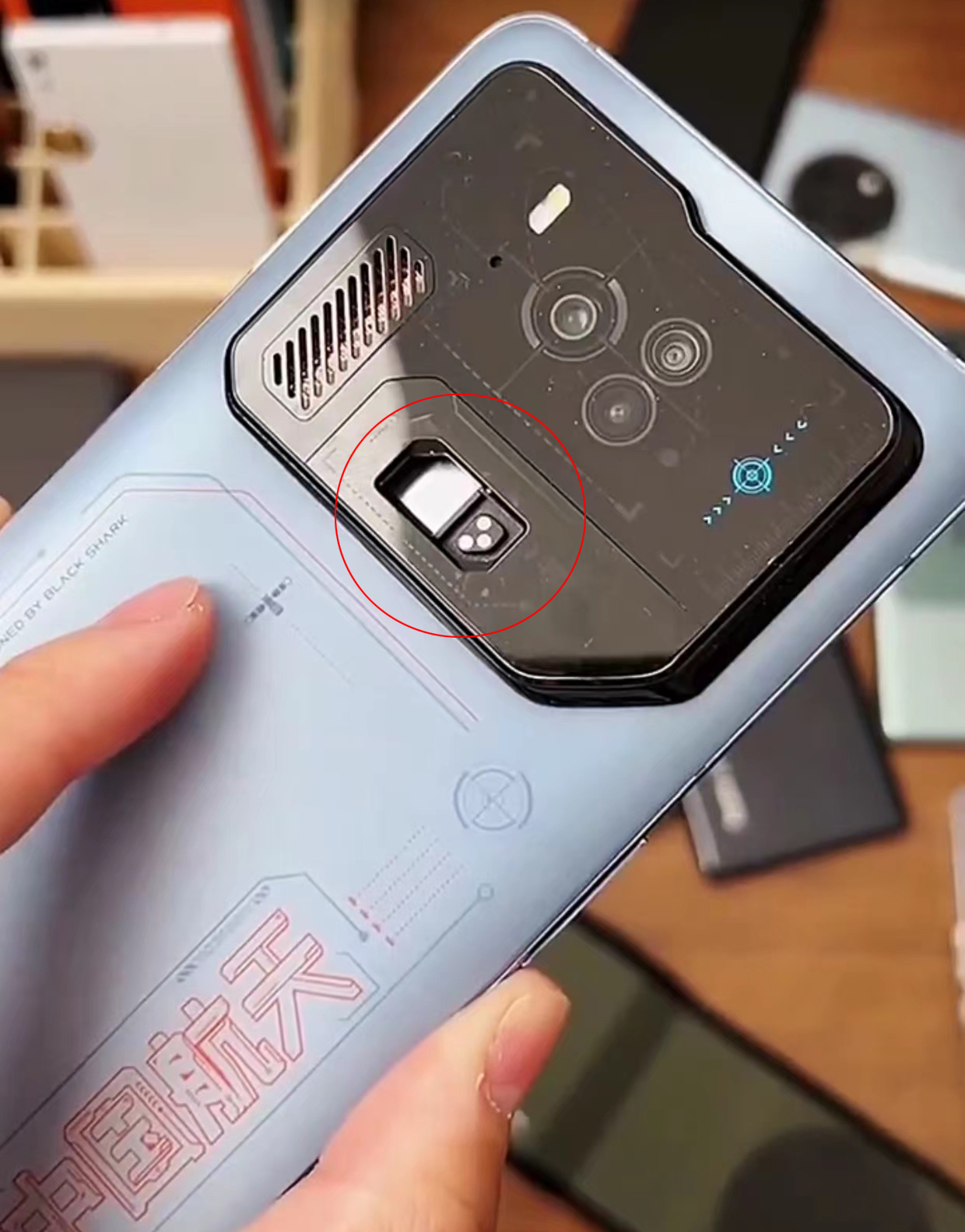 最强散热的游戏手机"偷跑",明明造出来了,却无法销售_黑鲨_pro_供电