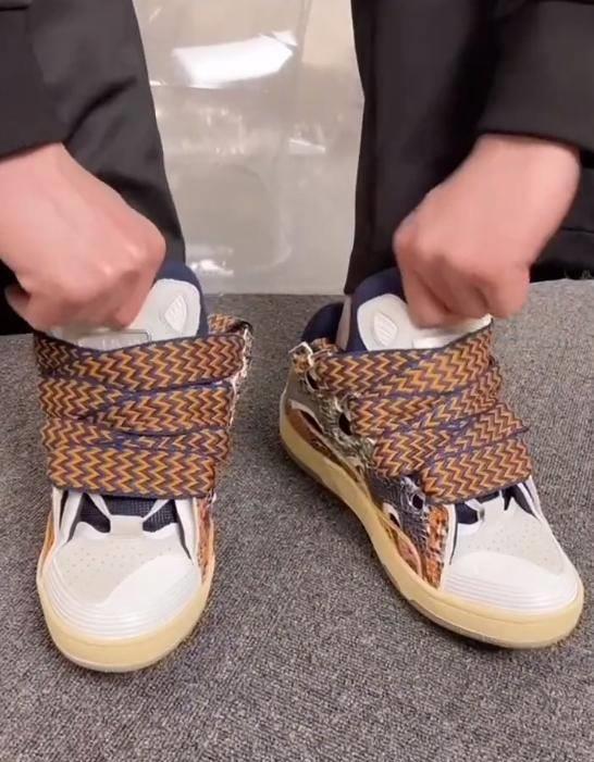 一身名贵潮牌疑花女友的钱,长相高级像王一博_球球_运动_绿色