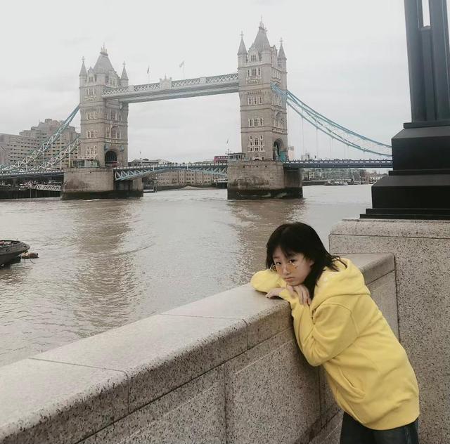 吴启华13岁女儿新照超美,为何眼神忧郁,前妻酷似这个女明星_吴熙儿