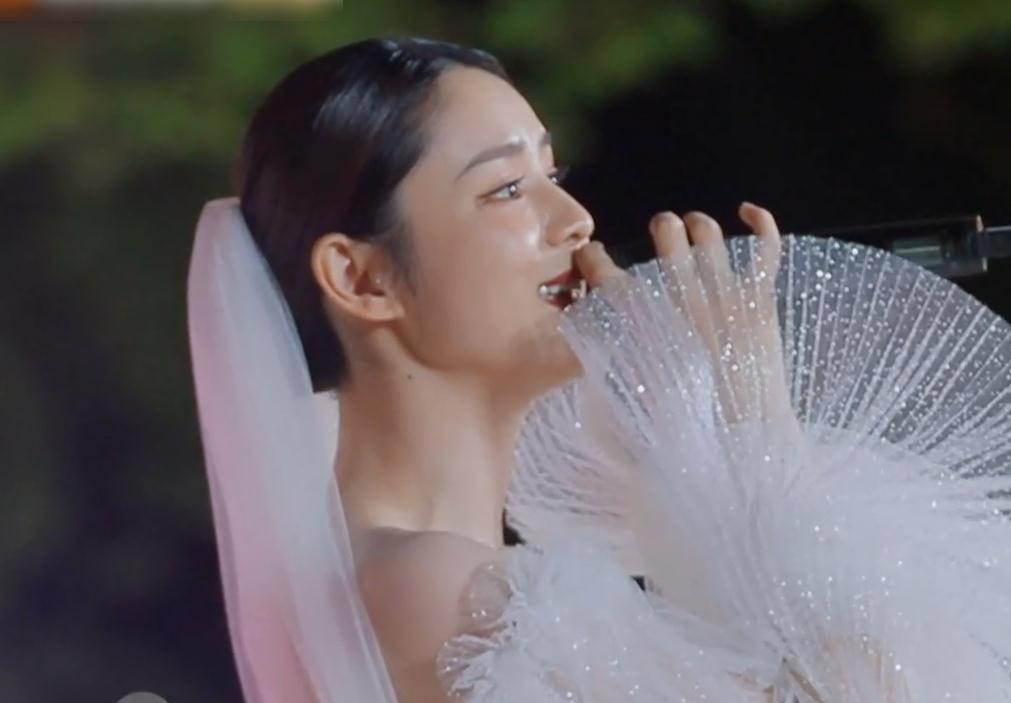 张馨月穿婚纱唱歌告白,颜值气质媲美女明星,难怪林峰都坐不住_节目