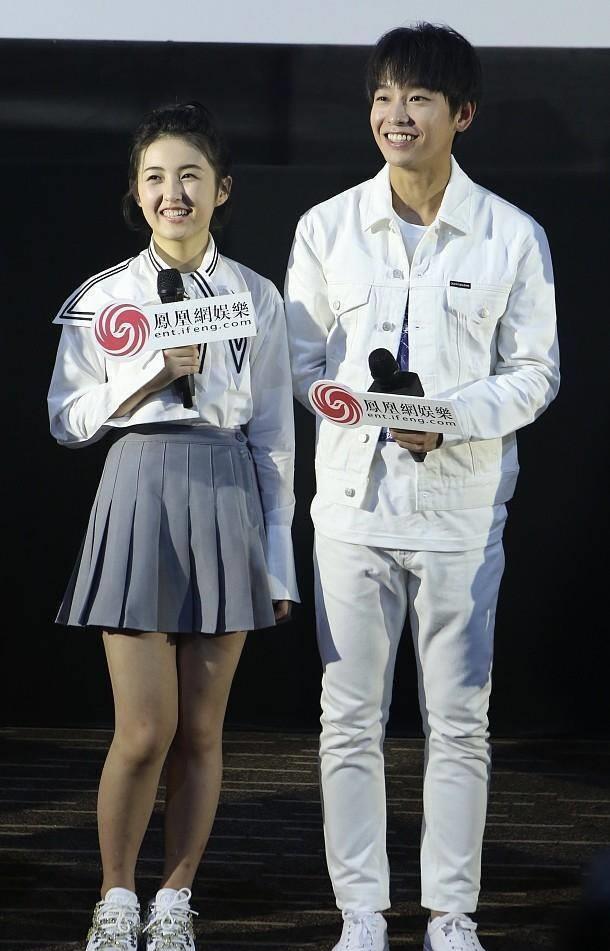 张子枫真是少女中的代表,穿上学生装之后,感觉更招人喜欢了_校服_白色