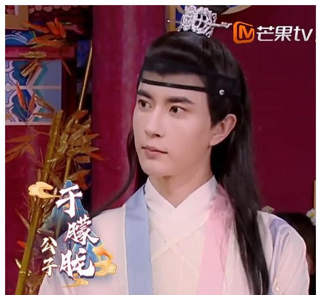 都说王一博于朦胧长得像,两人古装同框,身高差我没眼花?