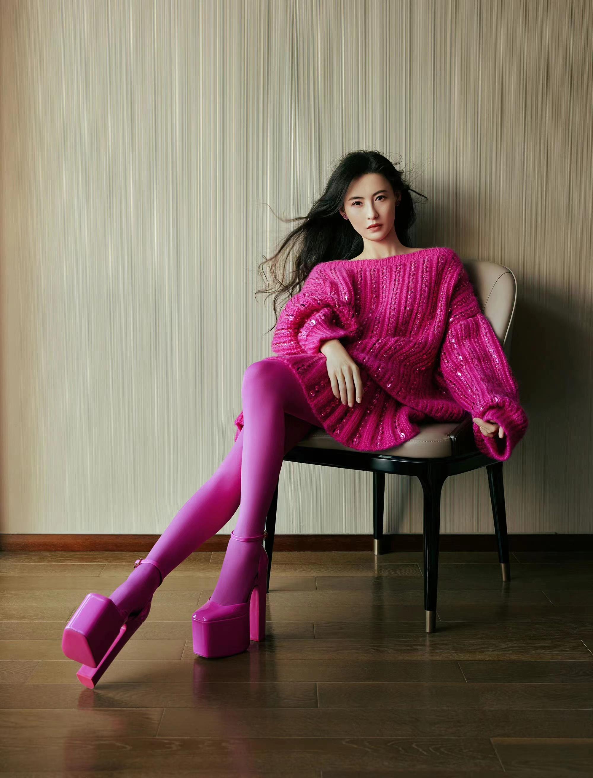 辣妈张柏芝可真潮,穿玫红色毛衣裙配打底袜,个性又时髦_造型_时尚
