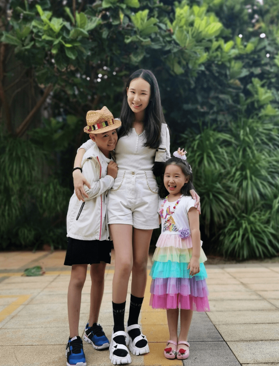 晒美照清纯动人,住宅华丽学费一年87万_赵子仪_张丹露_祝福