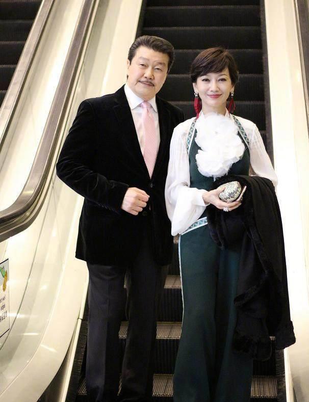 老公黄锦燊更是寸步不离的守护,深怕爱妻赵雅芝绊倒了呢!