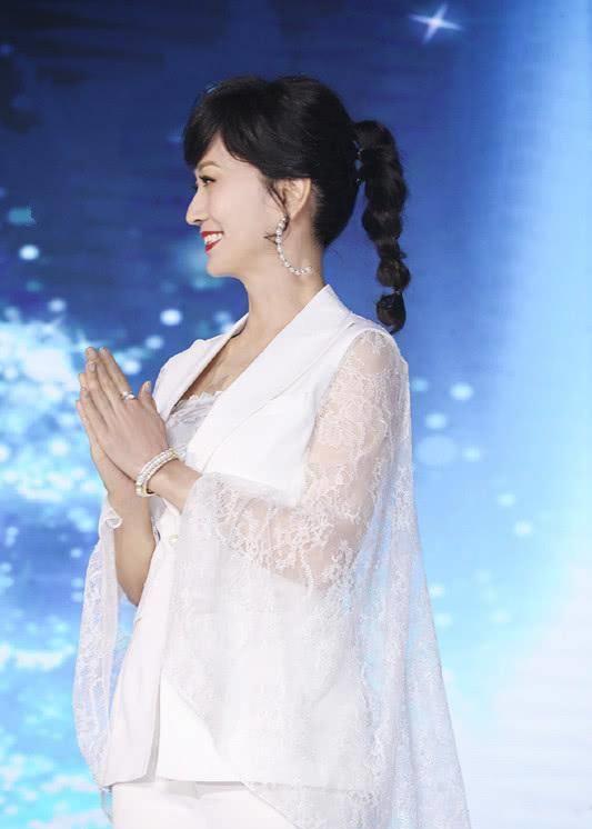 赵雅芝参加活动,身穿白色蕾丝披风,扎个马尾辫又减龄又美!