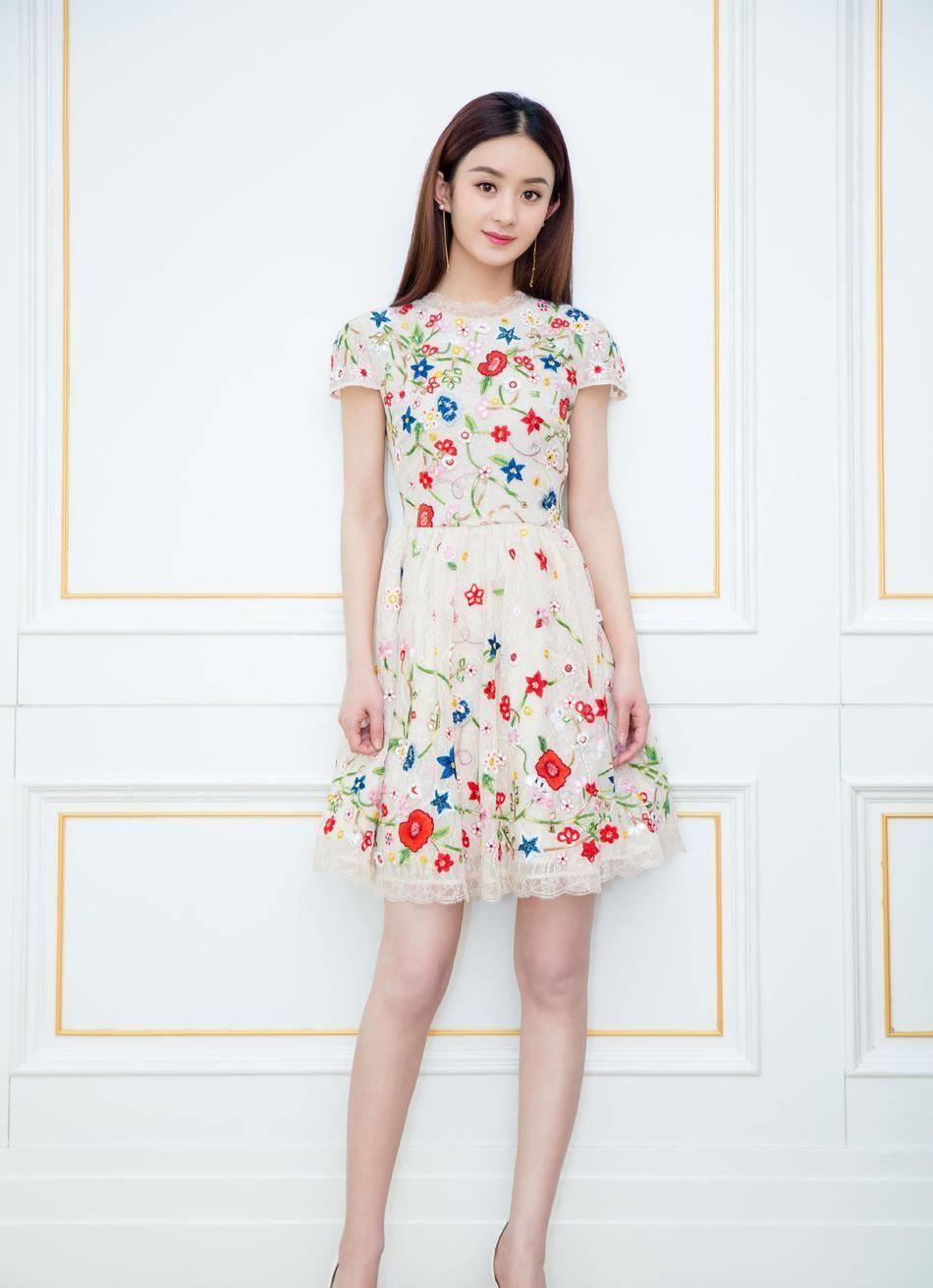 赵丽颖越来越洋气了,牛仔长外套配黑色t恤潇洒利落,时髦干练_姐姐