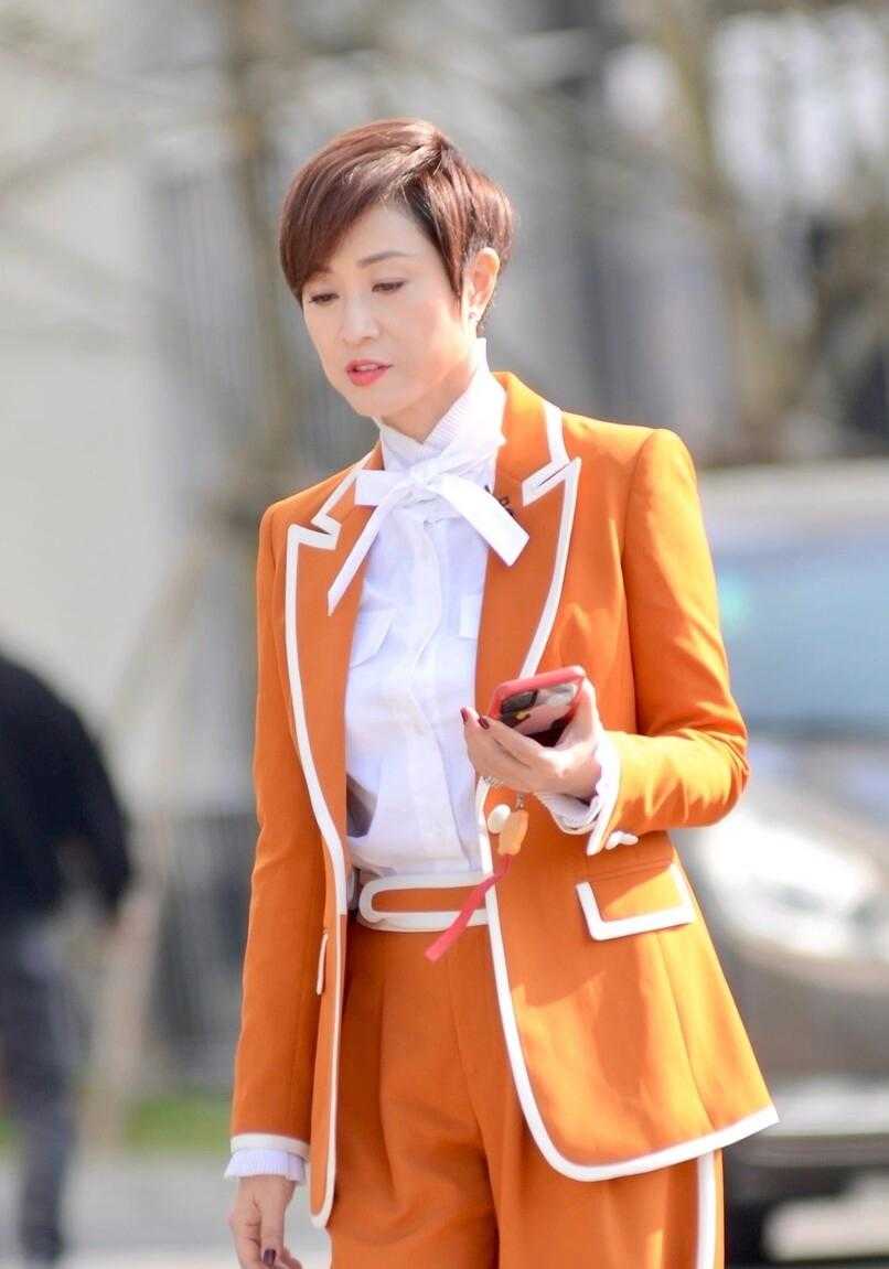 陈法蓉的形象太真实了,身穿橙色套装气场强大,真的像55岁了_西装