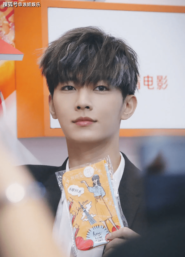 炎亚纶带7人硬闯耀乐记者会!现场逼宫求原谅失败,当场飙泪狂哭_受害者