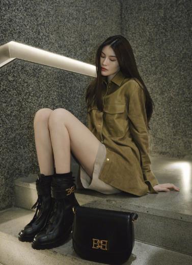 近些年何穗鲜少传出绯闻,感情阅历非常匮乏.