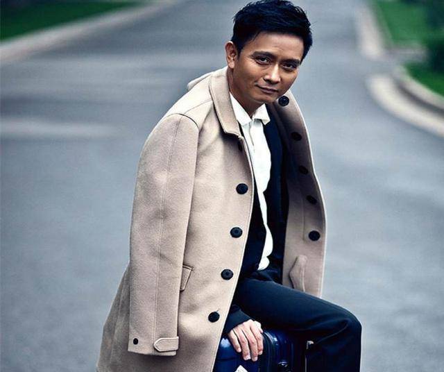 他出道29年零绯闻,曾为救小演员被毁容,如今55岁还是那么帅_谢君豪