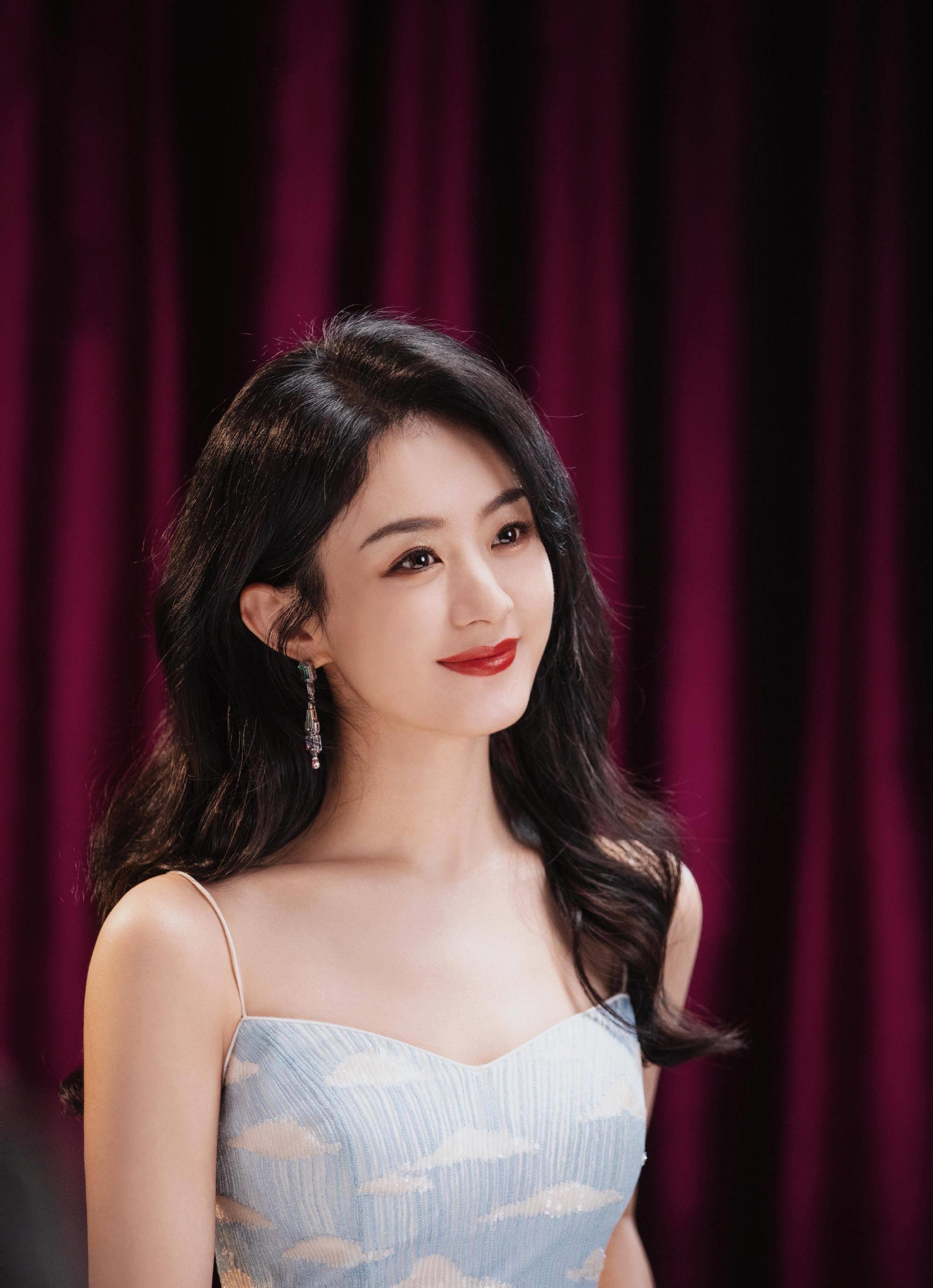 赵丽颖最新造型,身穿蓝色云朵高定礼裙,尽显优雅大方的迷人气质_颖宝