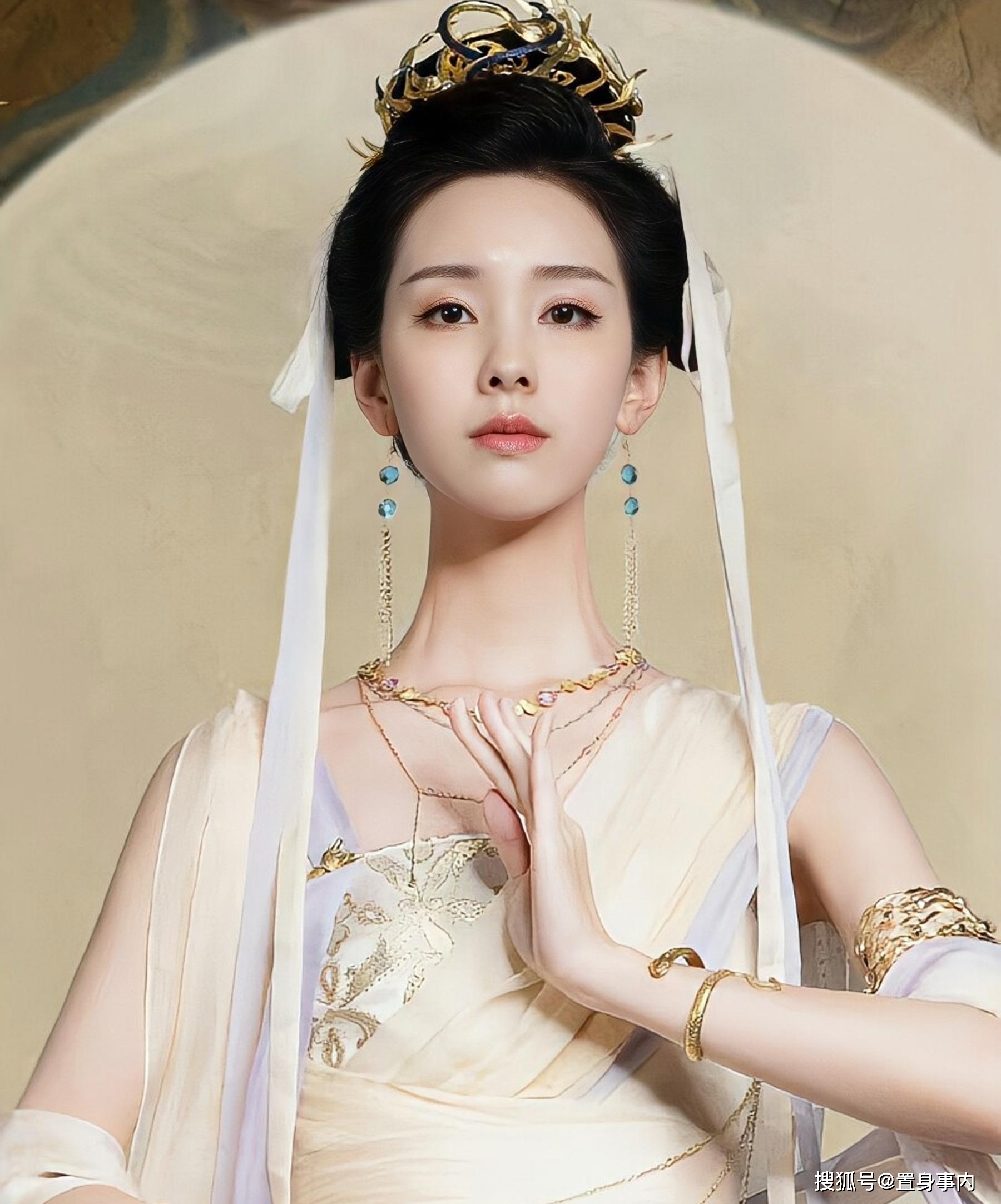 还是有张"上镜脸"的,在前不久完结的《长月烬明》中,陈都灵的古装造型