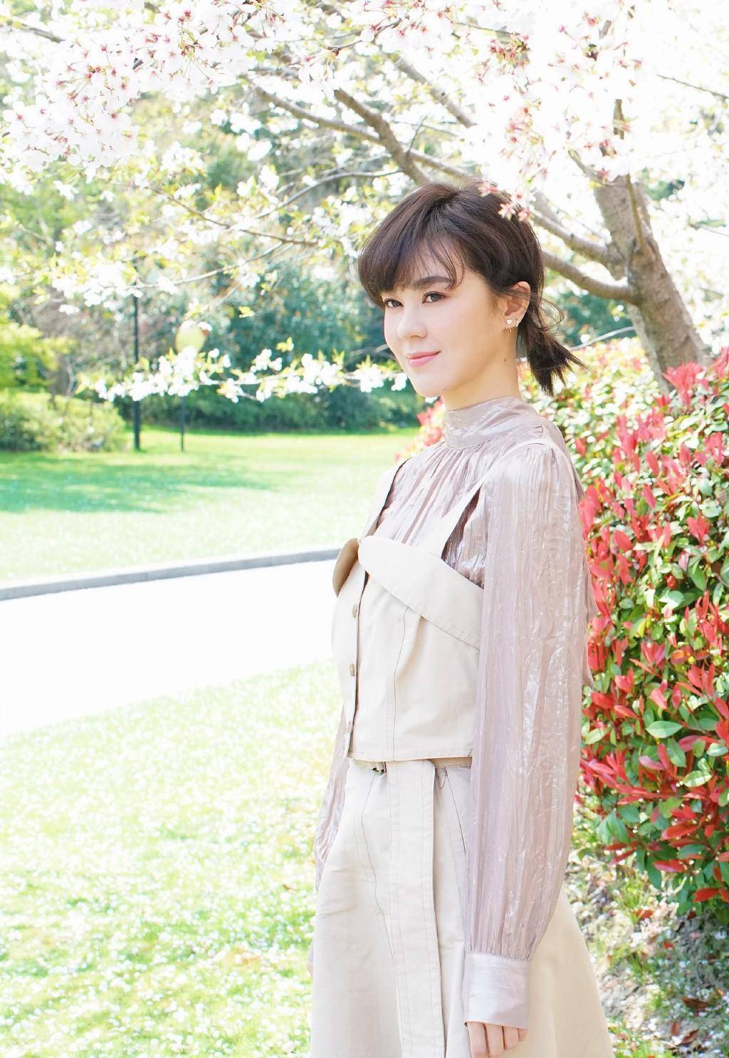 郁可唯毛衣真个性,袖子剪开还编成麻花辫,配百褶裙想不看都难_黑色