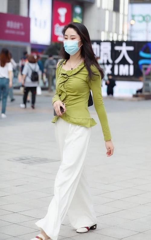 路人街拍,靓女搭配一条白色直筒裤,绽放不一样的魅力_时尚_姐姐_设计