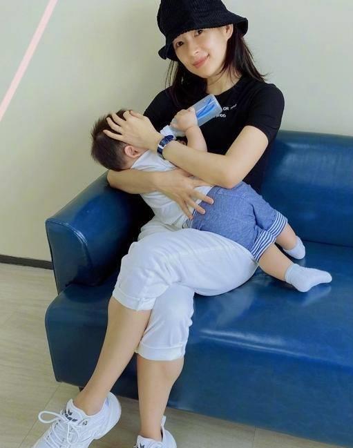 章子怡晒母子温馨合照,亲儿子挤出双下巴,弟弟露侧脸单眼皮抢镜_于人