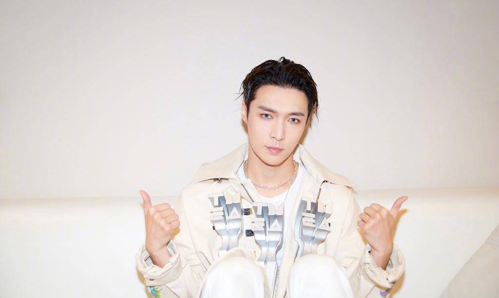 张艺兴深夜报平安,遇升降台故障险摔倒无恙,谢谢大家鼓励和陪伴_舞台