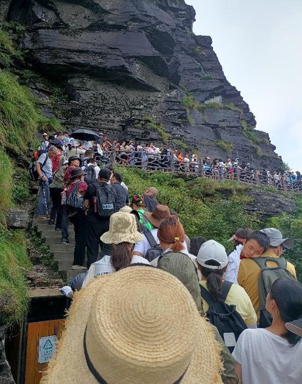 你对梵净山游客乱刻乱画,有何看法,欢迎讨论,关注我,每天分享不同的