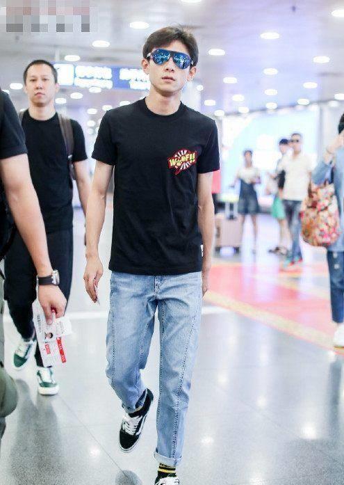张一山炫酷机场秀,造型装扮像"黑社会"大哥,真是帅出了屏幕呀_感觉
