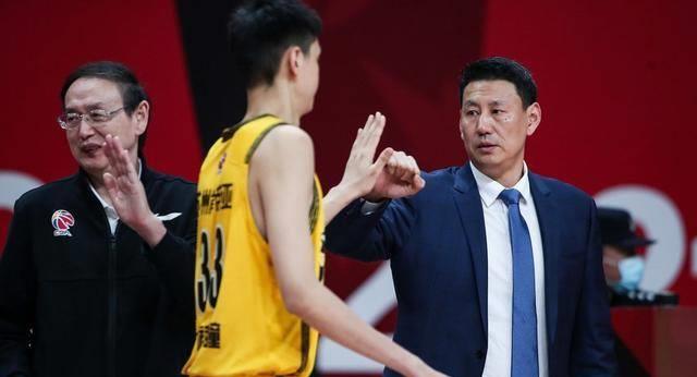 郭艾伦32分,杨鸣收获10连胜_三分球_命中_黄荣奇