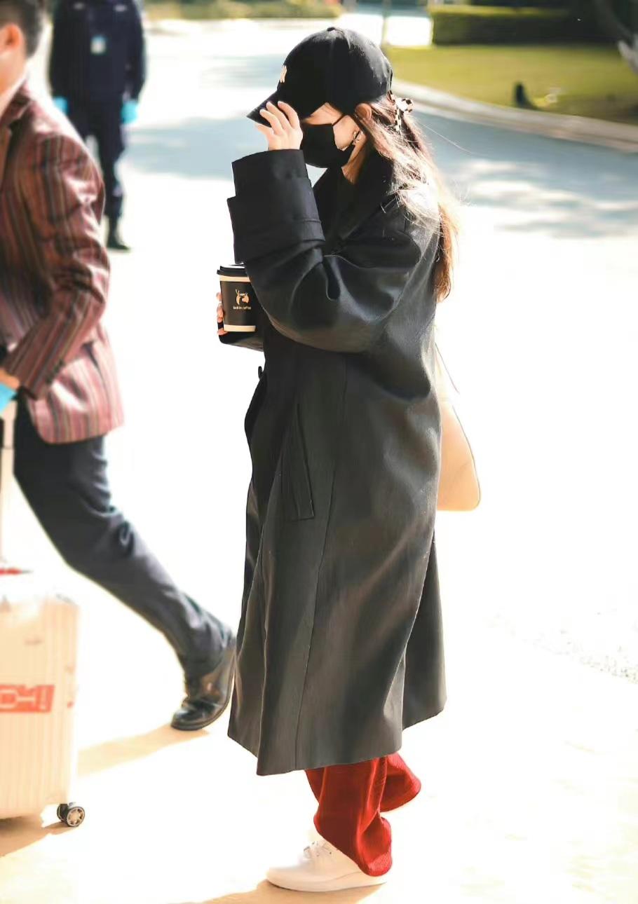 杨幂度假出行穿搭,黑色风衣配红色休闲阔腿裤,随性舒适又时尚_显得