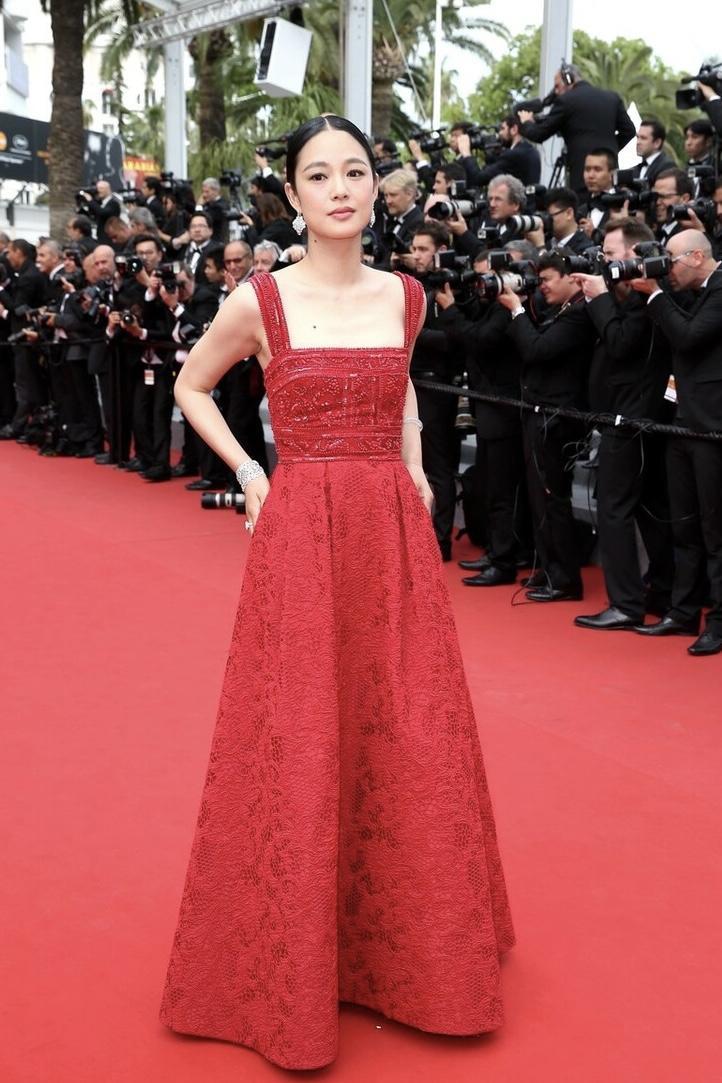"周韵"是气质女神,在红毯上身穿红色礼服,优雅华丽,她是骨子里的美丽