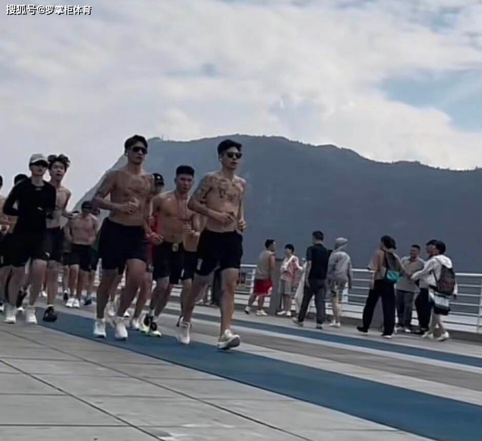 爭議！劉氏兄弟半裸在景區訓練，被吐槽“影響市容”，你怎么看？