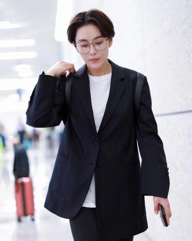 张馨予最新机场秀,西装配阔腿裤大走中性风,戴眼镜短发帅过老公_感觉