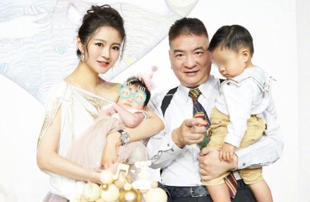 安以轩晒41岁生日照,豪宅曝光儿女皆出镜,富豪老公献吻好甜蜜_陈荣炼