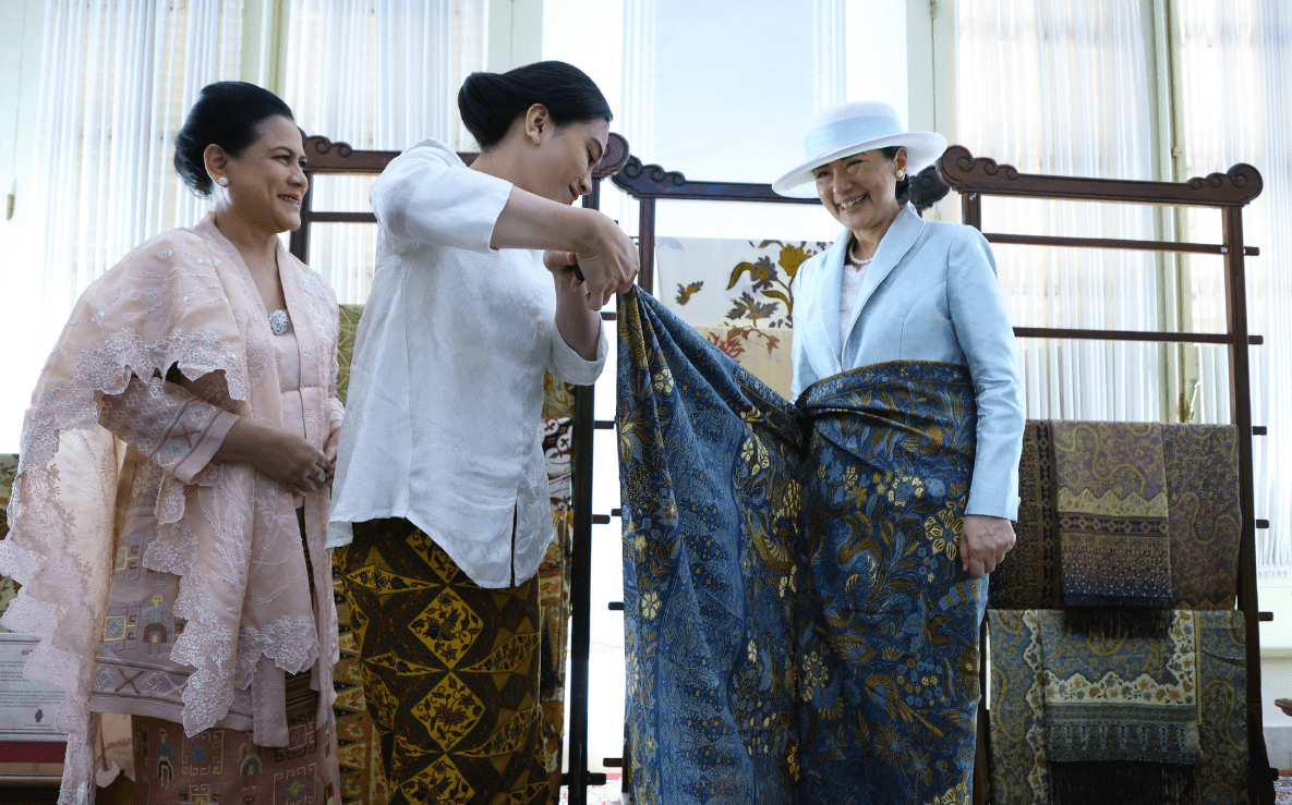 穿千格鸟西服超时髦,德仁天皇却笑得好假_印尼_笑容_表情