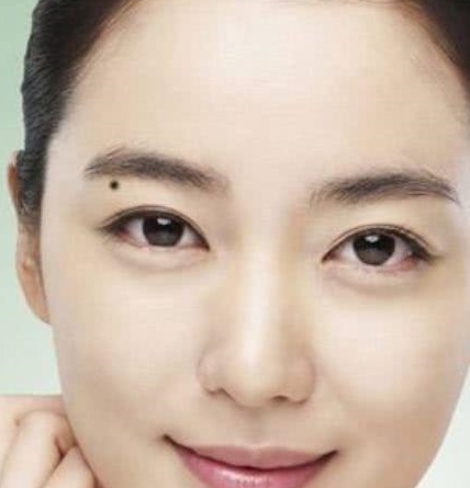 眼皮其实是指脸上田宅宫,此处象征着个人道德品行,要是田宅宫有痣者