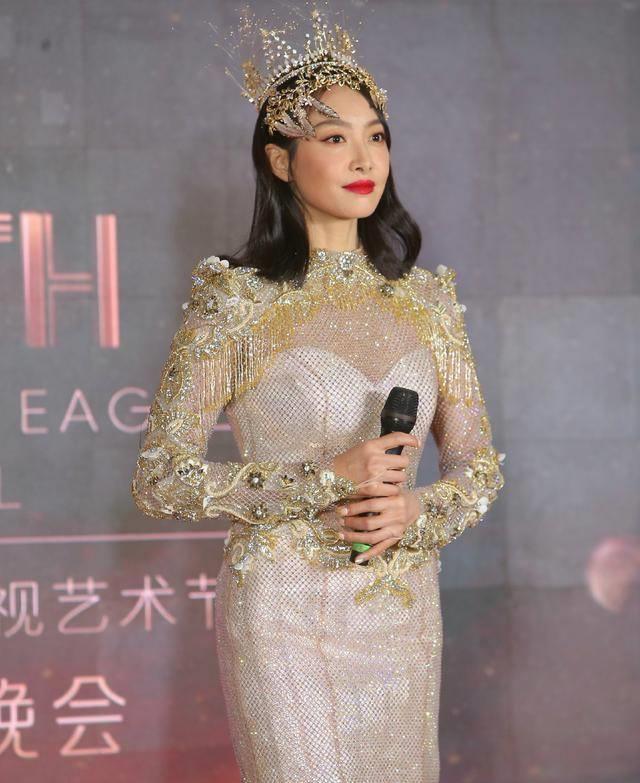 赵露思就点赞事件道歉,并与宋茜互关,宋茜回应金鹰女神身材争议_吐槽