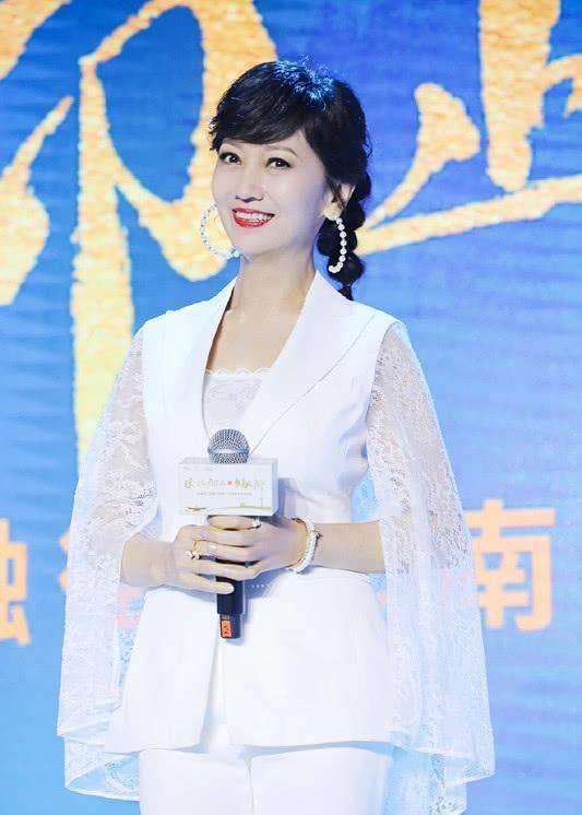 赵雅芝参加活动,身穿白色蕾丝披风,扎个马尾辫又减龄又美!