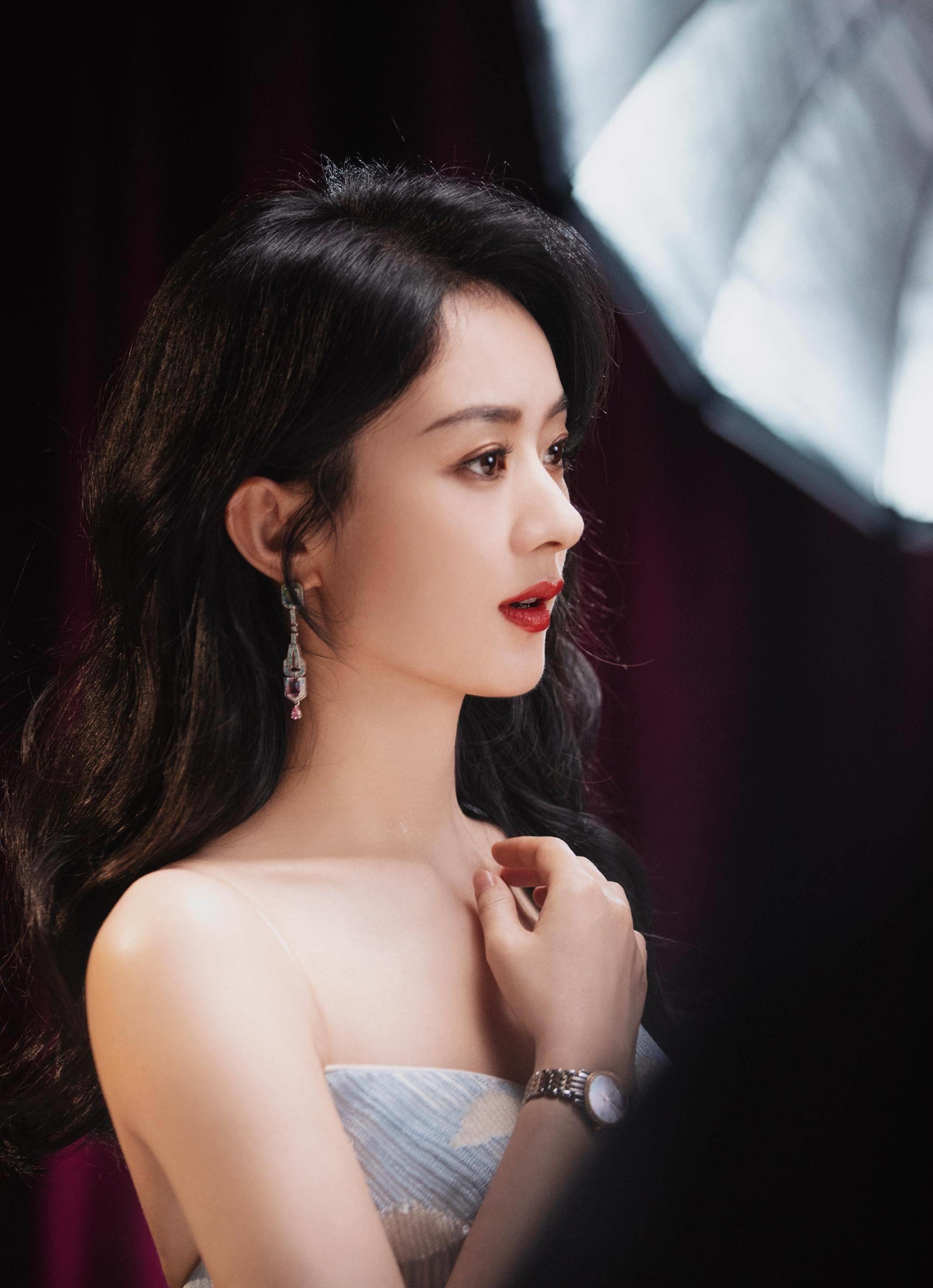 赵丽颖最新造型,身穿蓝色云朵高定礼裙,尽显优雅大方的迷人气质_颖宝