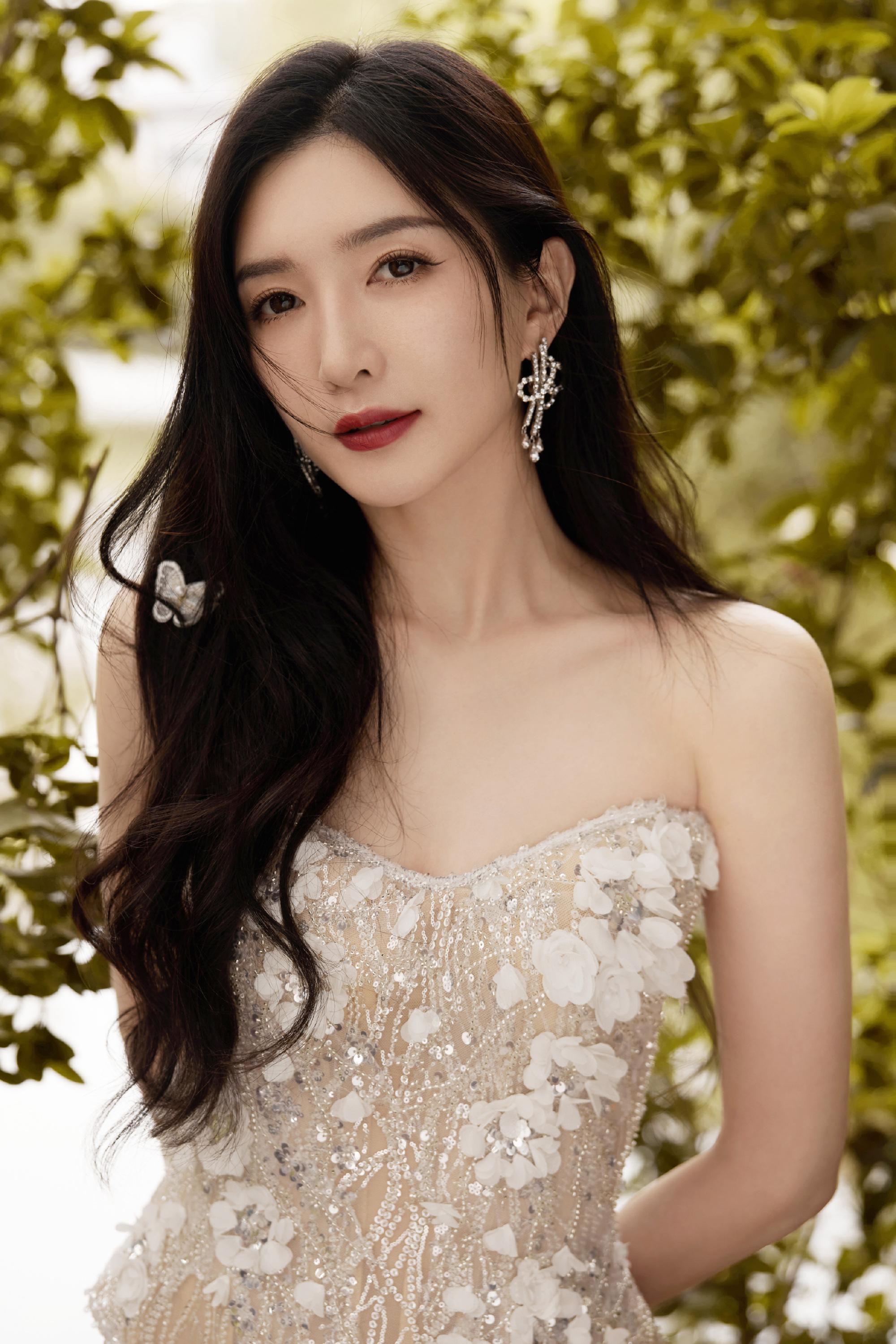 江疏影户外写真大片,一袭筒状蕾丝图案仙女裙,温柔高贵,娇媚迷人_时尚