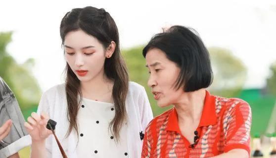 周也野心藏不住了,《中餐厅》里急于表现或用力过猛_黄晓明_安娜_臭