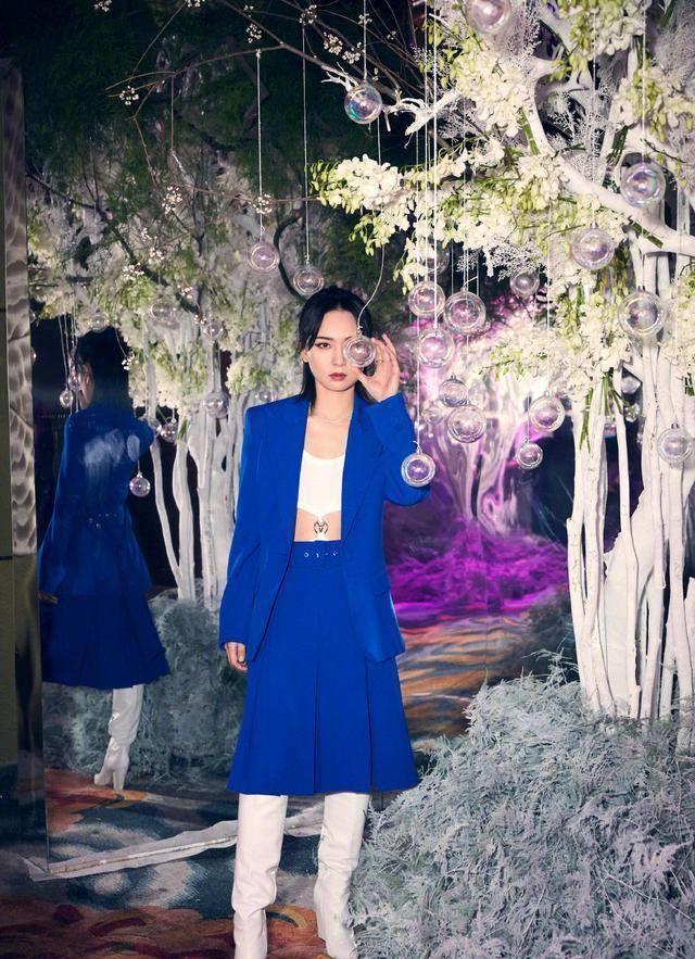 周笔畅可真奔放,穿衬衫只系两颗扣露事业线,刺青意外抢镜太时髦_镂空