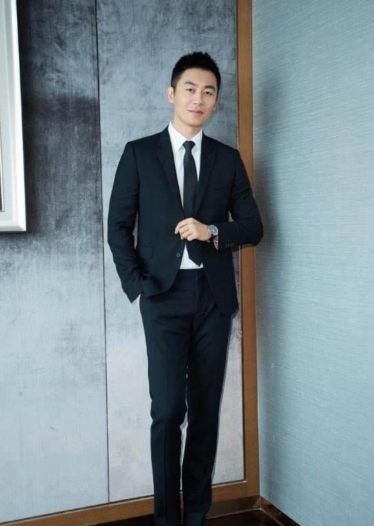 朱亚文穿西装也是相当帅气的哦!