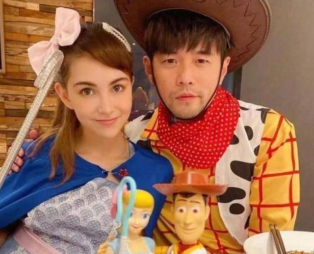 周杰伦晒儿子近照:romeo留着英伦短发,穿小西装很牛仔_小朋友_带着