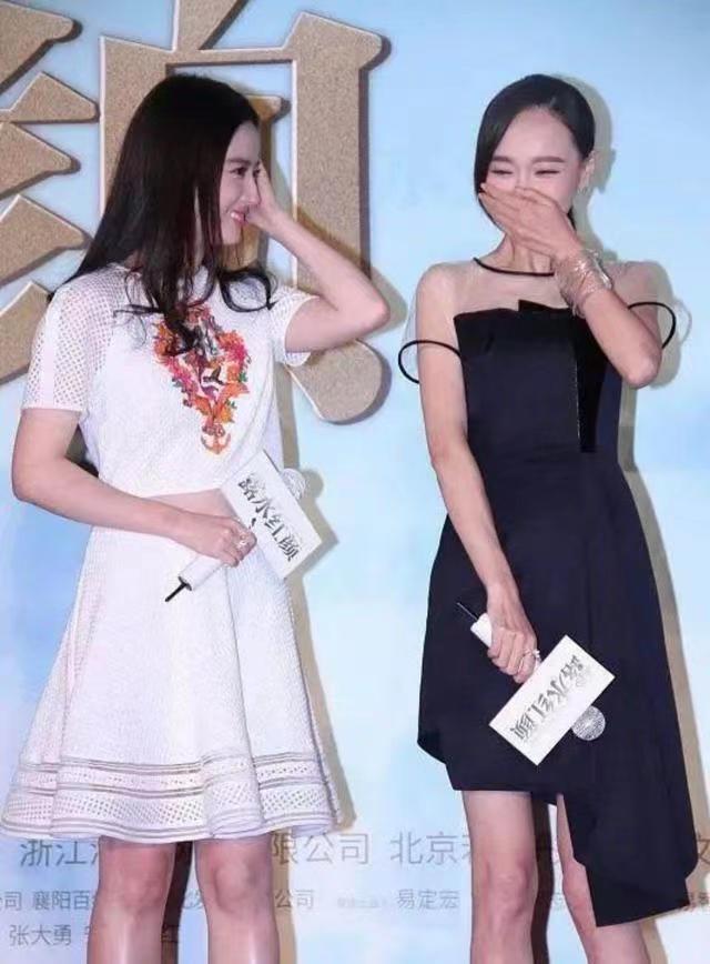 唐嫣和刘亦菲同台"美",一个很贵,一个很优雅,太抢眼了_裙子_长度_气质