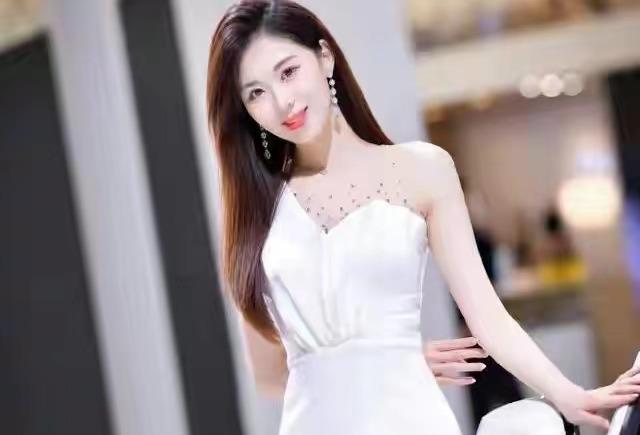 军旅出身,时尚女子是车模,1米8大长腿女子_雷蒙_张炎_原因