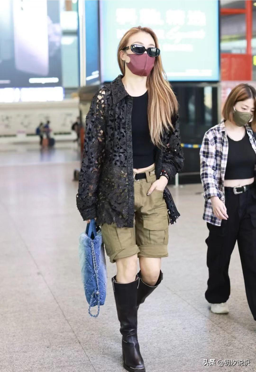 容祖儿现身机场,身穿网眼开衫搭配皮靴,大长腿瞬间惊艳众人_时尚_人们