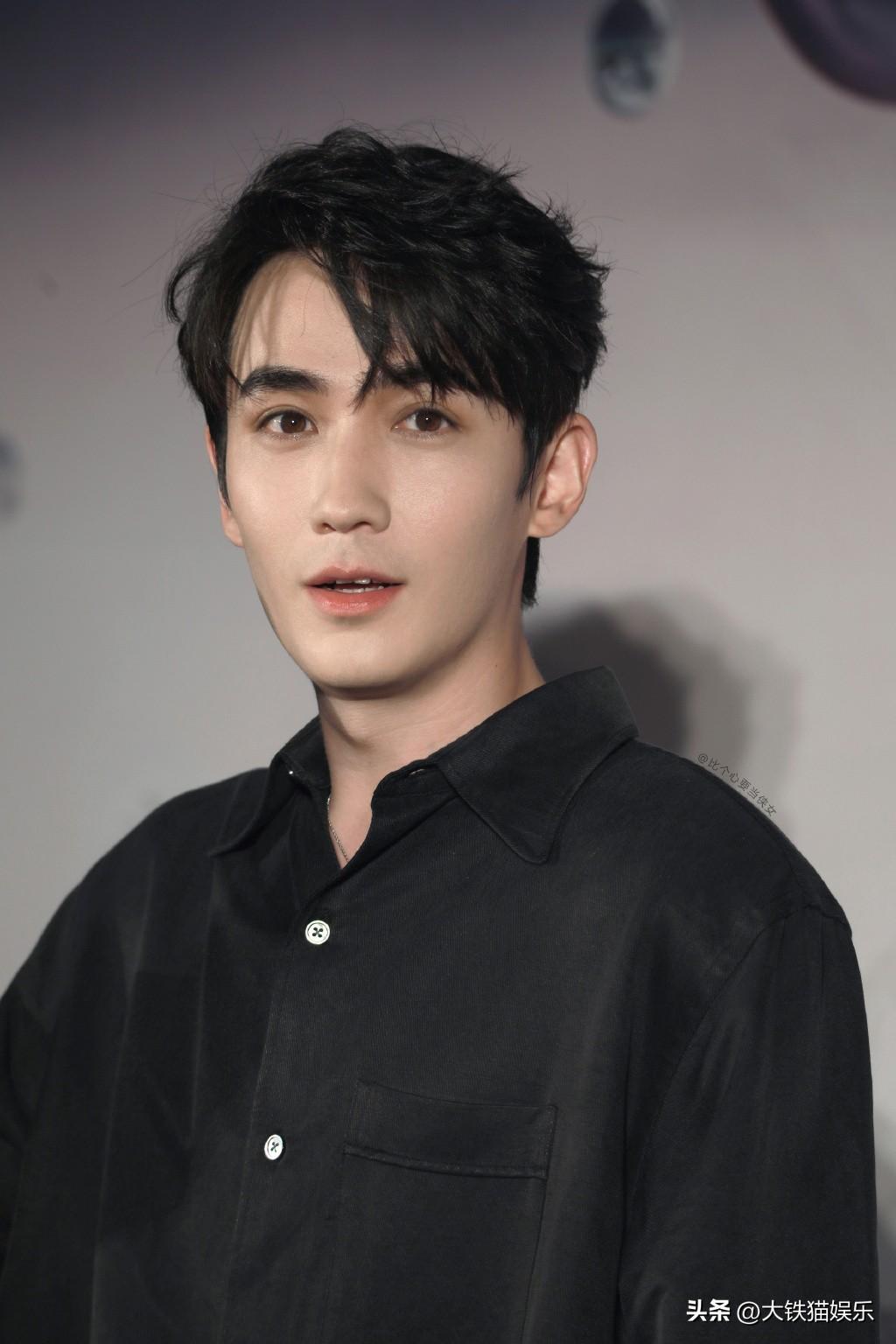 穿"黑衬衫"好看的男明星就只穿这7件,个个身材高挑,非常奢华_黑色