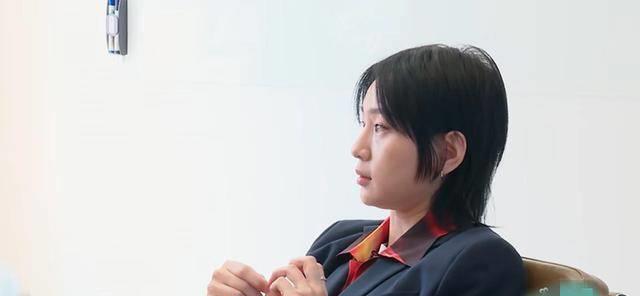 周笔畅工作室简陋,8个人在会议室略显拥挤,员工却很会察言观色_公司