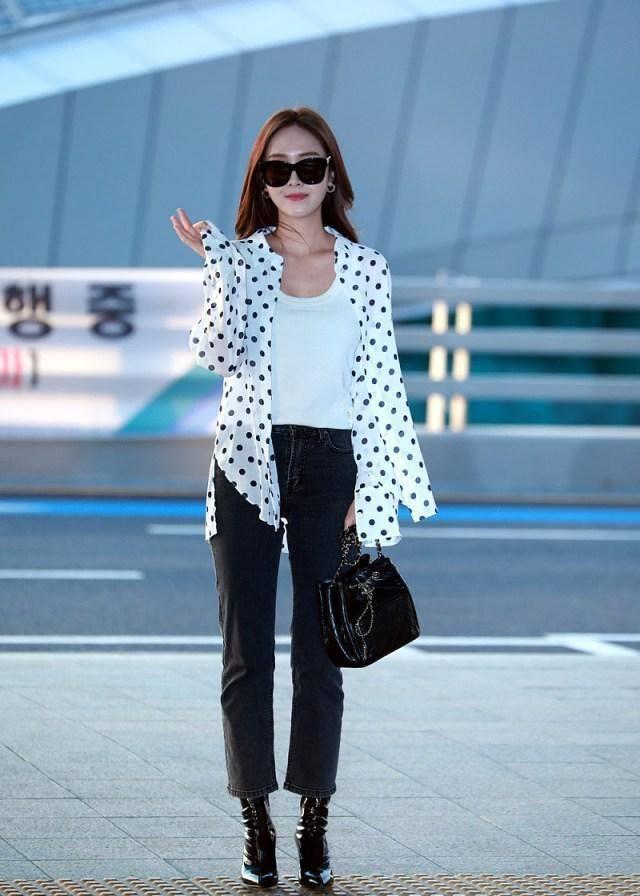 郑秀妍真不走心,脸白腿黑肤色太不均,高颜值也不及脚背青筋抢镜