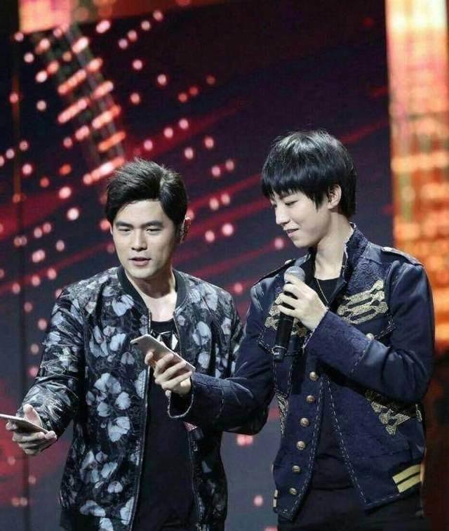 周杰伦给王俊凯杨迪变魔术 搜狐网
