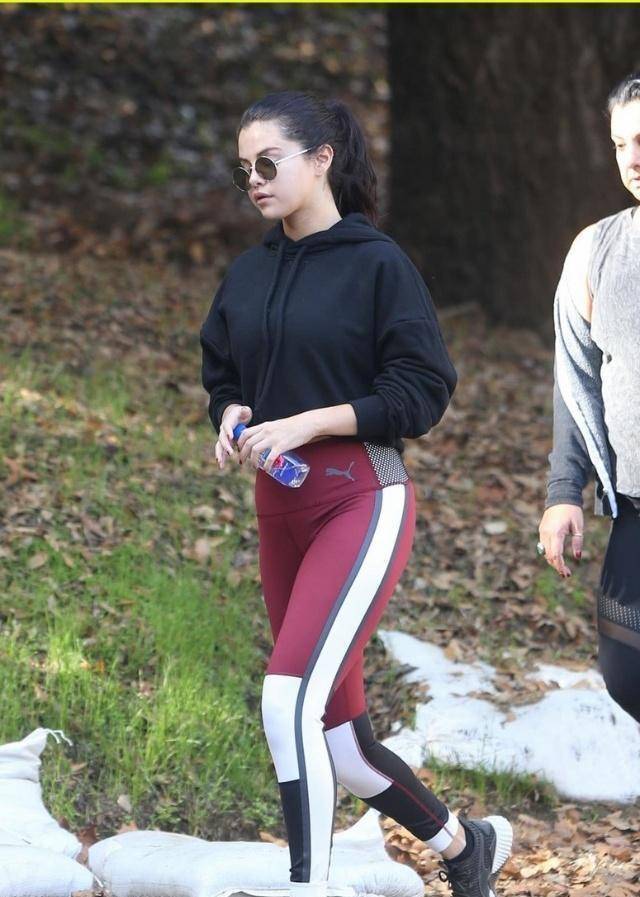 很多网友都发现,消失两个多月的赛琳娜看其实似乎略微发胖,脸上的肉也