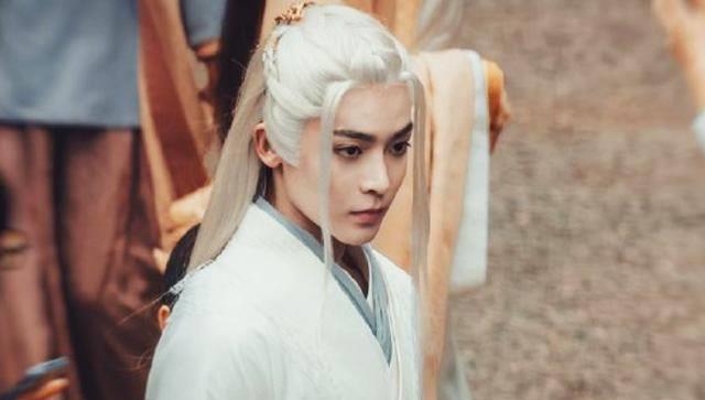 周也《护心》龙鳞少女横空出世,侯明昊银发如瀑倾倒众生_一身_姐姐_赤