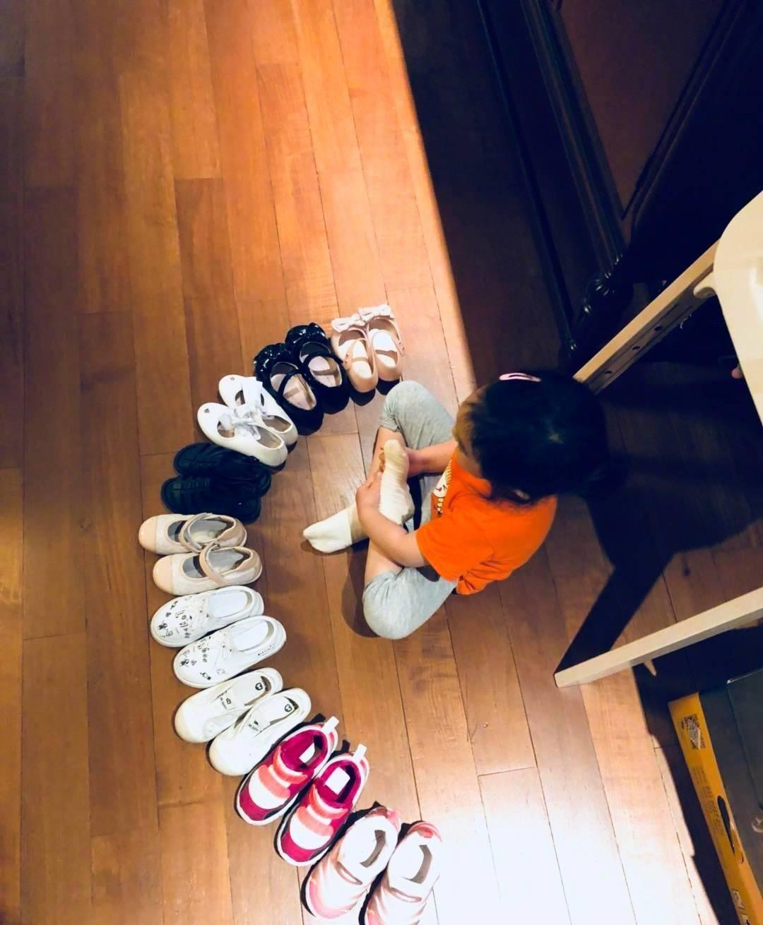朱亚文宅在家,陪俩女儿哈哈和哈妹数玻璃,沈佳妮记录美好时刻_老婆