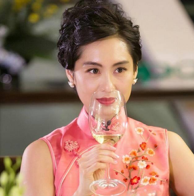 朱茵亲自送女儿上学,女儿扎双马尾好可爱,母女俩手拉手感情深厚_明星